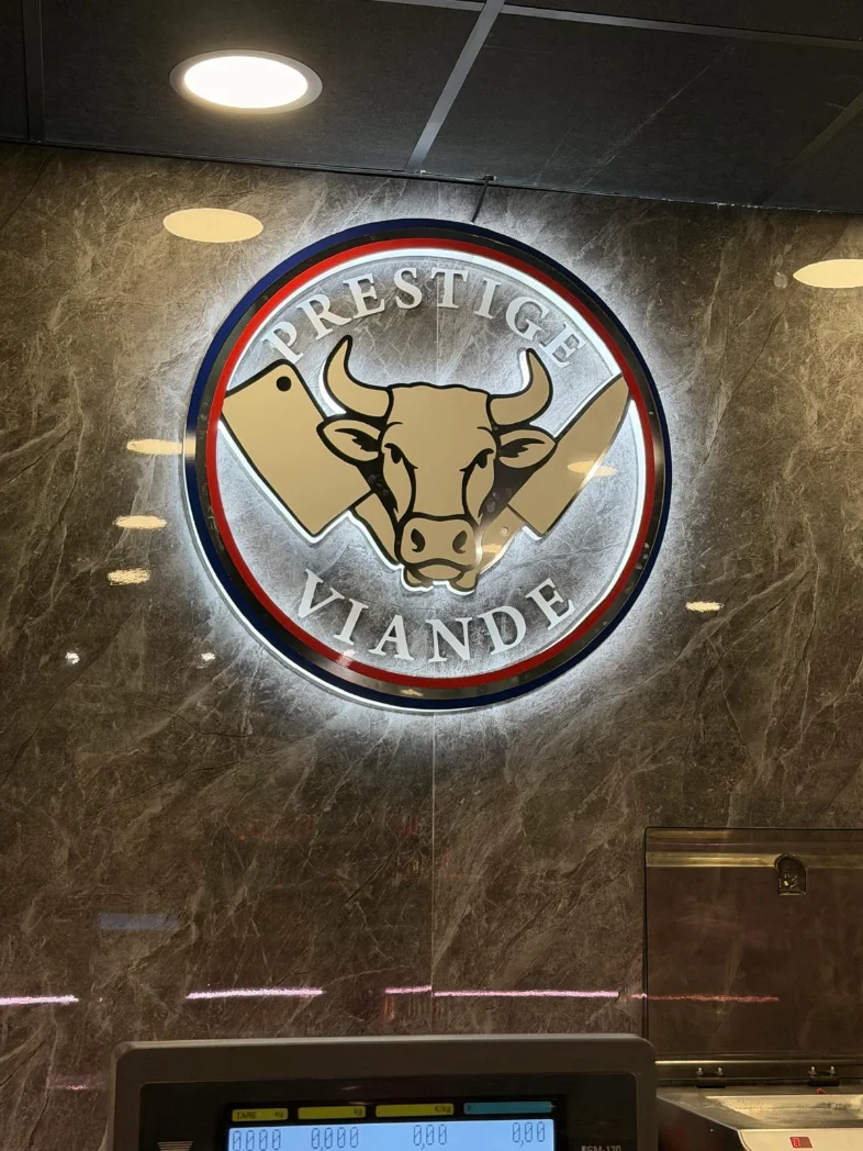 Vitrine de la boucherie halal Prestige Viande Halal à Cagnes-sur-Mer