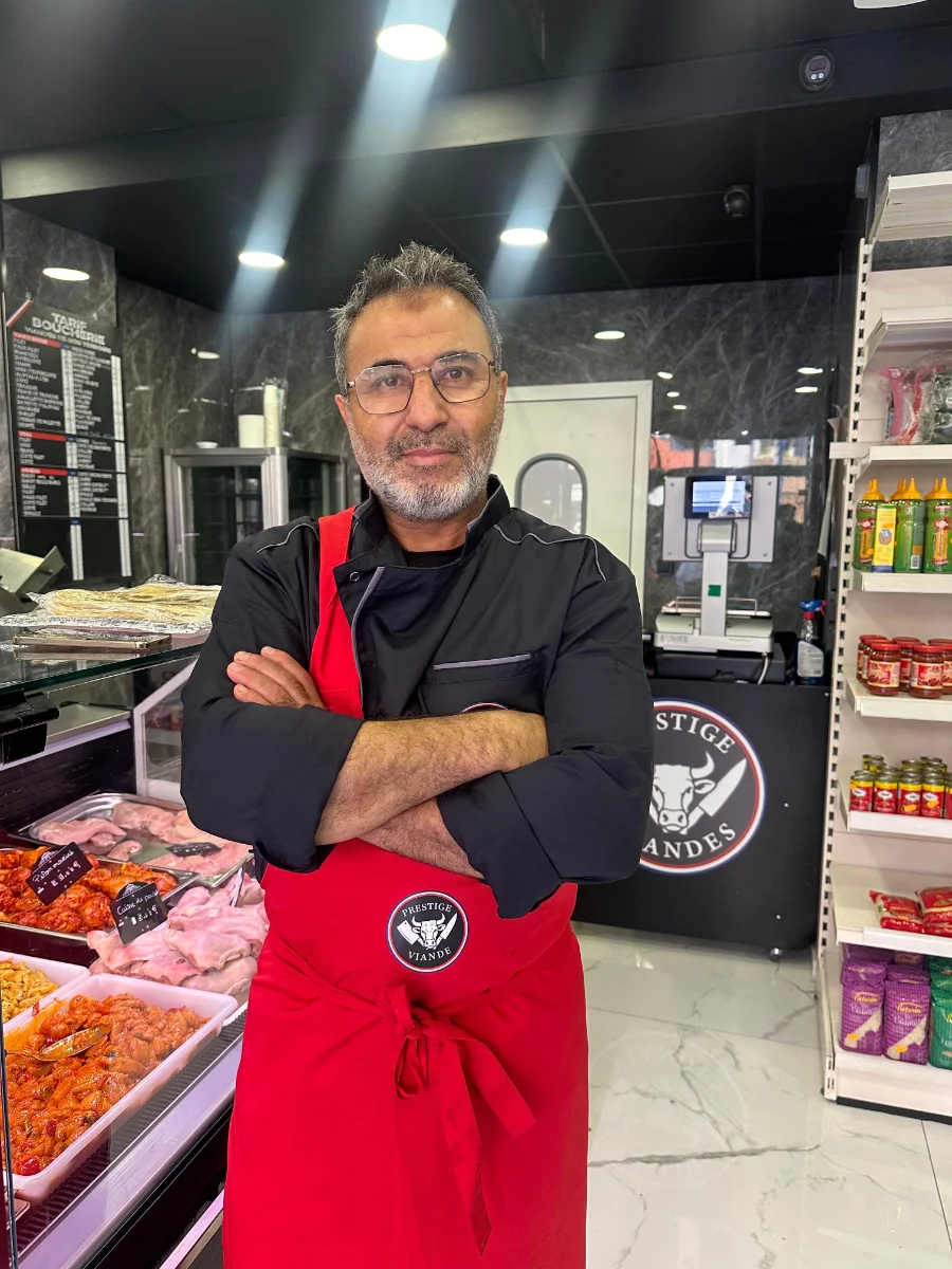 Boucher préparant de la viande halal à la main dans l'atelier à Cagnes-sur-Mer